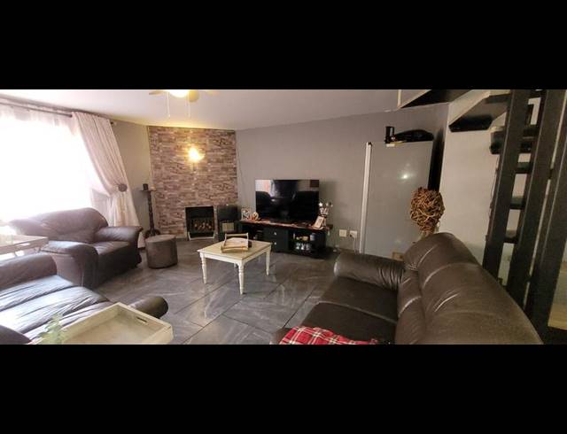 2 BEDROOM TOWNHOUSE FOR SALE IN RACEVIEW